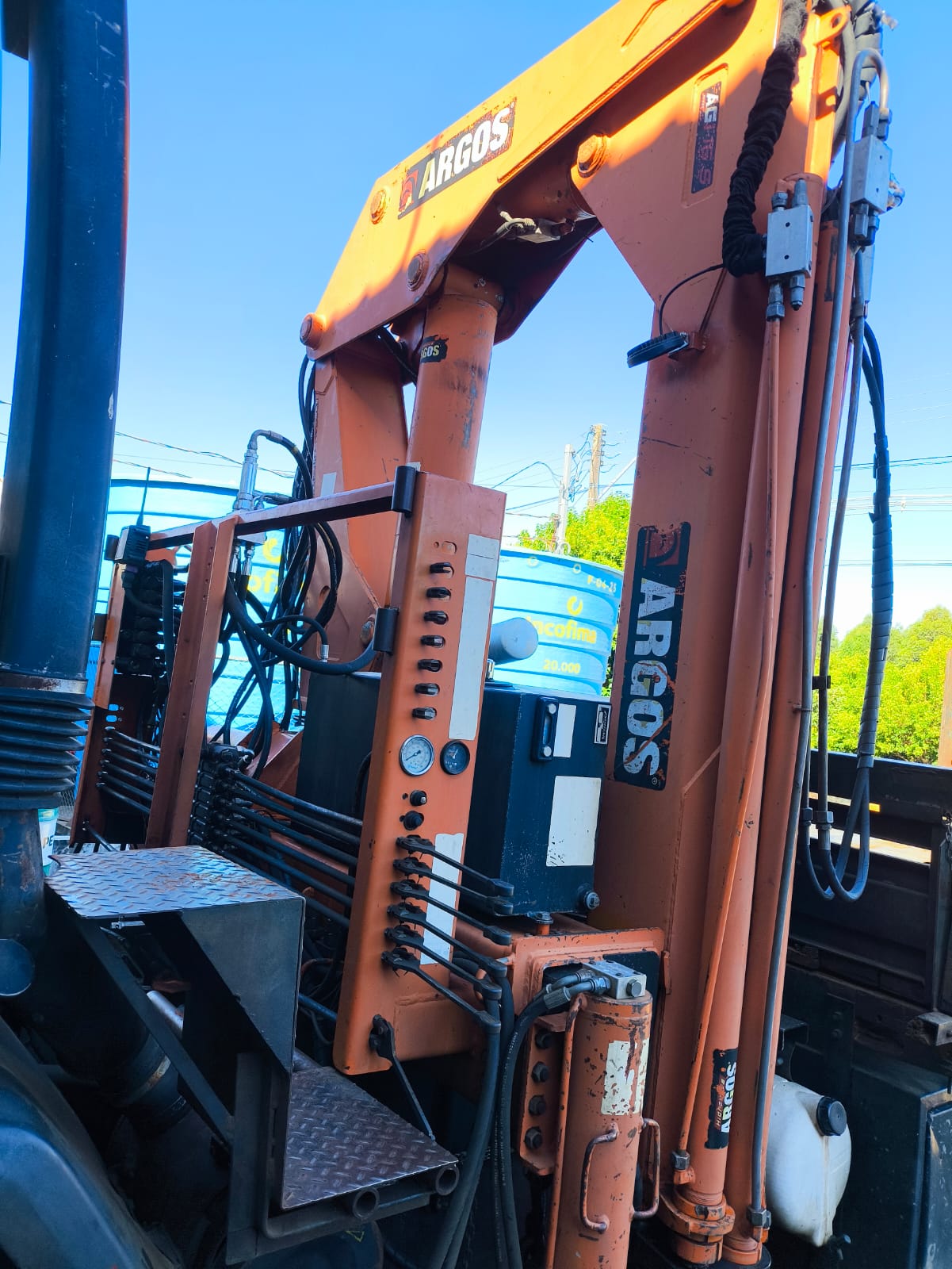Detalhe do sistema hidráulico e comandos do caminhão Munck da Munk Marcio